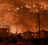 Πυρκαγιά στο Ξυλόκαστρο: Κλειστά τα σχολεία